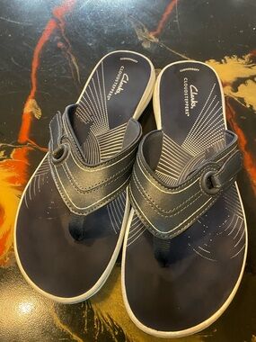 Clarks woman’s Navy and Tan Cloudsteppers Cushioned Flip Flops